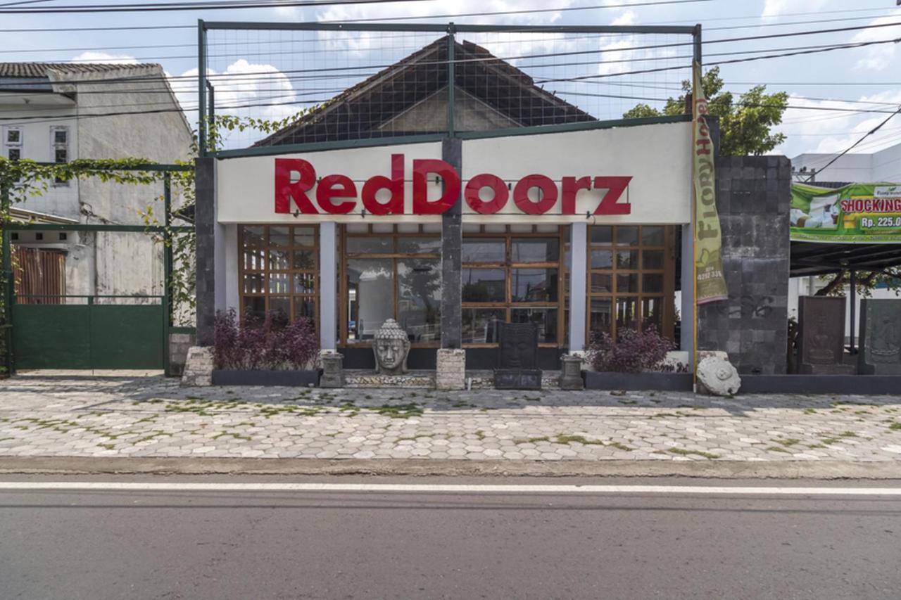 Reddoorz Plus @ Flory Hotel Yogyakarta Exterior photo