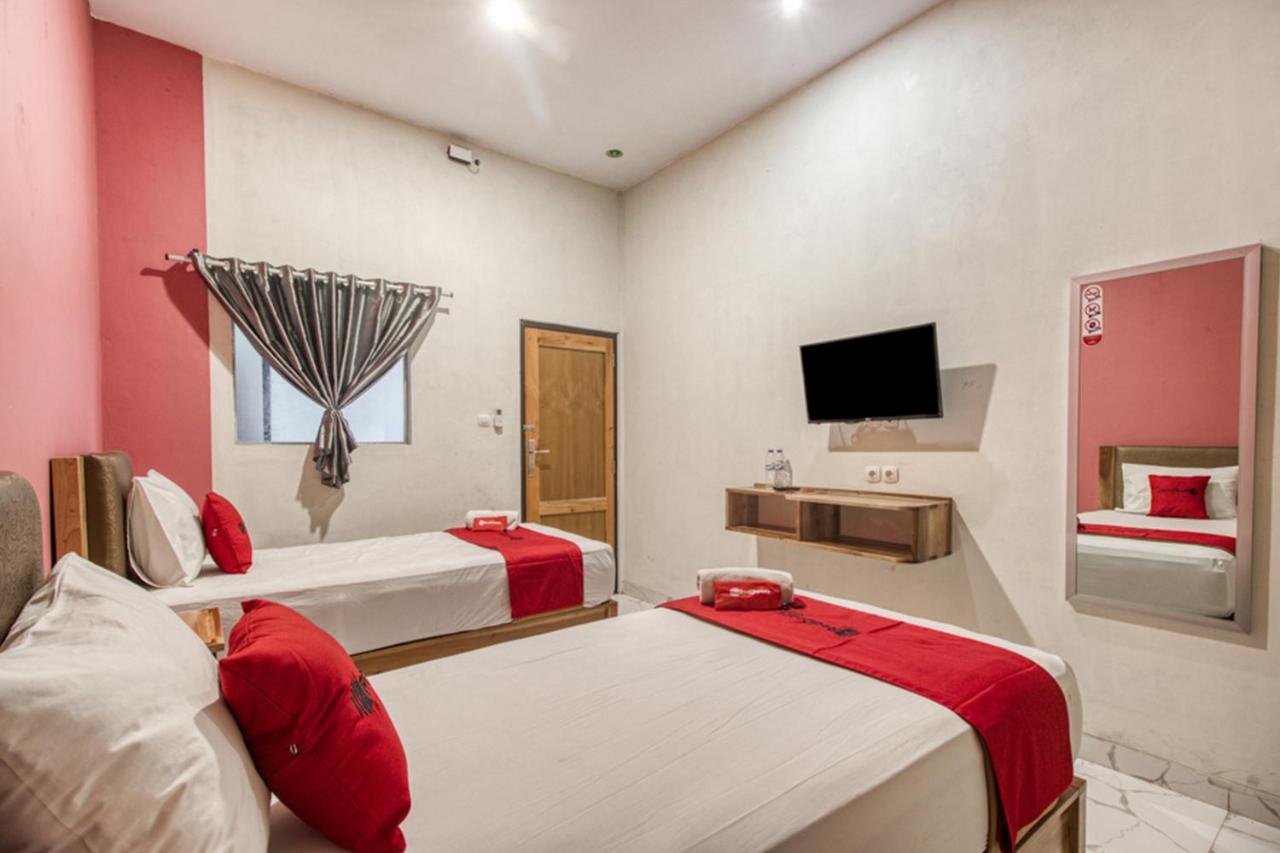 Reddoorz Plus @ Flory Hotel Yogyakarta Exterior photo